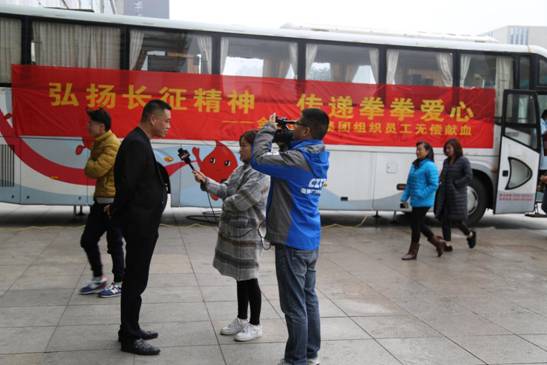 3 金鹏99城市广场副总经理孙浩中就本次献血活动接受滁州市广播电视台采访